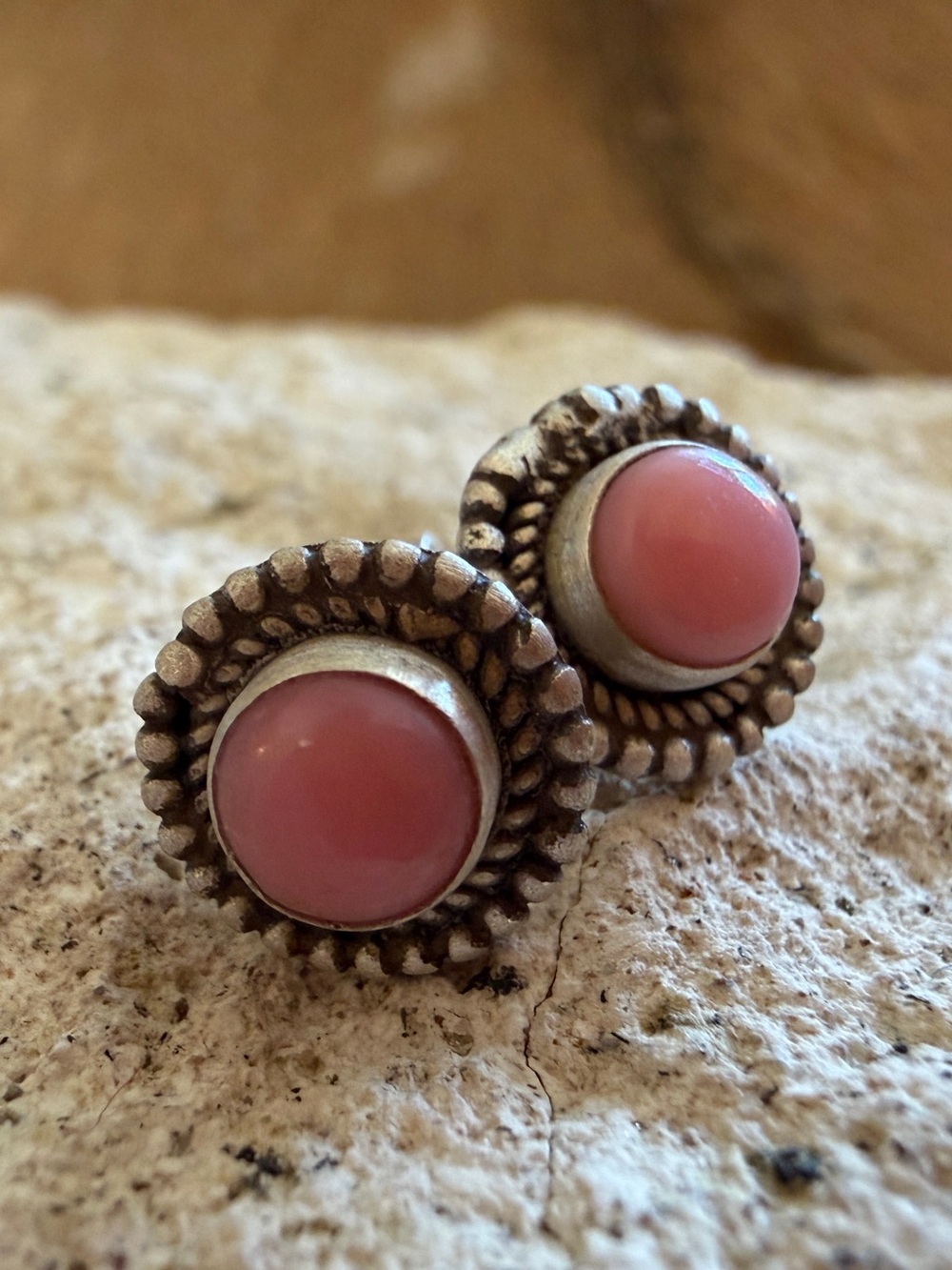 ❤️ Queen Pink Conch Navajo Style 10mm Round Stud Earrings Matte Brushed Sterling